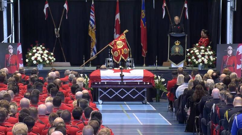 杨子信的棺木以加拿大国旗覆盖，并放上她平时执勤戴的骑警帽及装备腰带。（取自直播画面）(photo:LTN)