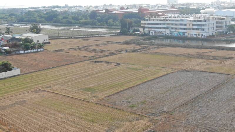 高雄岡山區今霧茫茫飄塑膠味，環保局揪出6處露天燃燒將開罰。（市府提供）