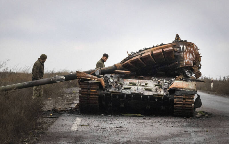 英国防部3日表示，俄军装甲车、战车的损失率自10月中旬开始增加到每天超过40辆。图为乌军检查一辆已被破坏的俄军战车。（美联社）(photo:LTN)