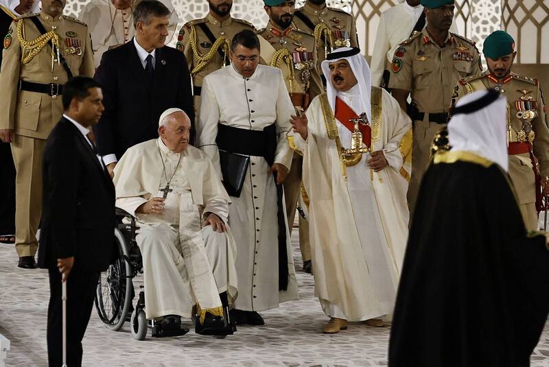 教宗方济各访问波斯湾岛国巴林，膝盖不适以轮椅代步。（法新社）(photo:LTN)