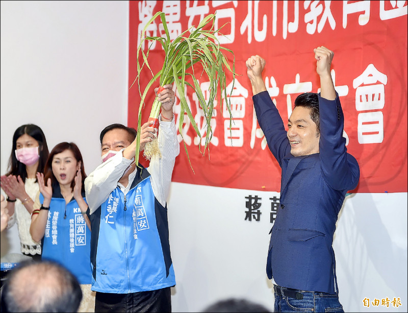 國民黨台北市長候選人蔣萬安（右）昨出席教育團體後援會授證大會。（記者陳志曲攝）