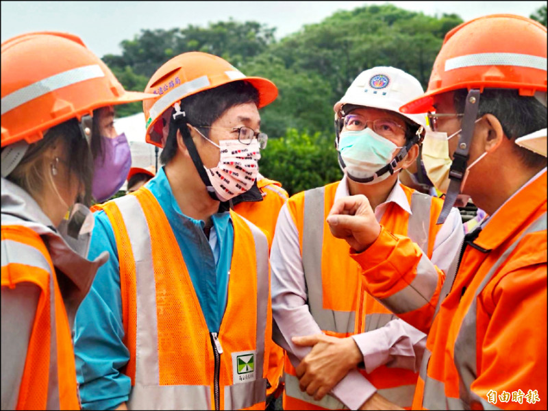 中山高速公路南下路段汐止交流道附近坍方，民進黨基隆市長候選人蔡適應（左二）昨偕同交通部長王國材（右二）會勘。（記者俞肇福攝）