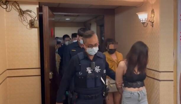 警方在七贤一路上某住商大楼查获全套店，逮捕5名高颜值的越南、中国籍女服务生。（读者提供）(photo:LTN)