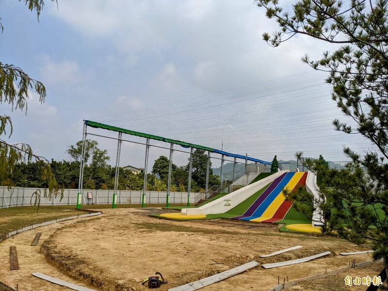 南投名間親子生態公園因遊客頻繁使用，自然草皮變得光禿，縣府封閉整修將換成人工草皮。（記者劉濱銓攝）