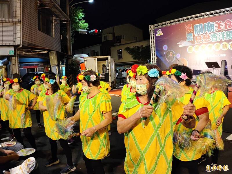 公所在中央路夜市舉辦「濃濃關廟美食、戀戀香洋風」音樂會，市長黃偉哲到場促銷，助攤商拚經濟。（記者吳俊鋒攝）