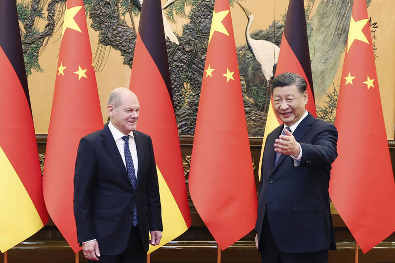 德国总理萧兹（左）4日访问中国，在北京人民大会堂与中国国家主席习近平会晤。（美联社）(photo:LTN)