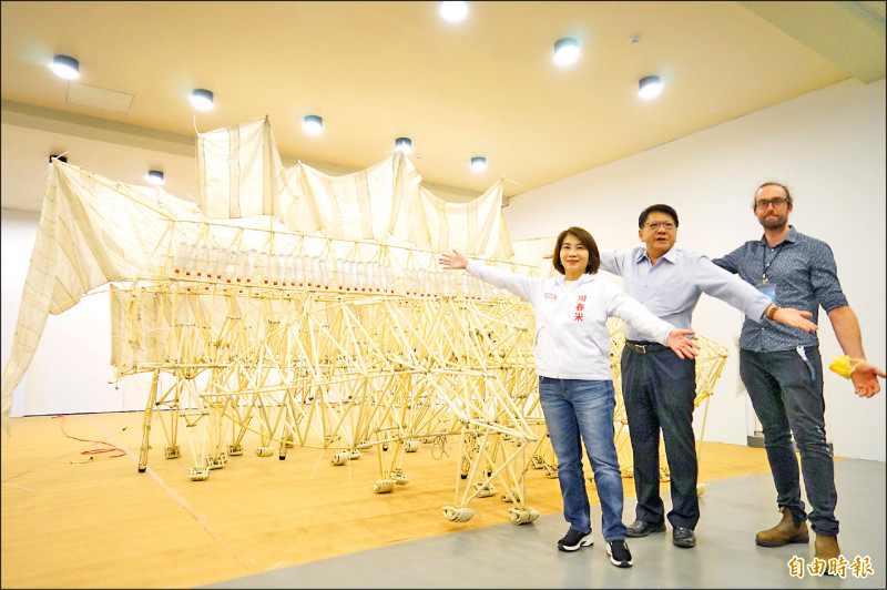屏東落山風藝術季今年引進由風驅動、如同科幻電影產物的「仿生獸」，完美緊扣「未來．風動」的主題。（記者陳彥廷攝）