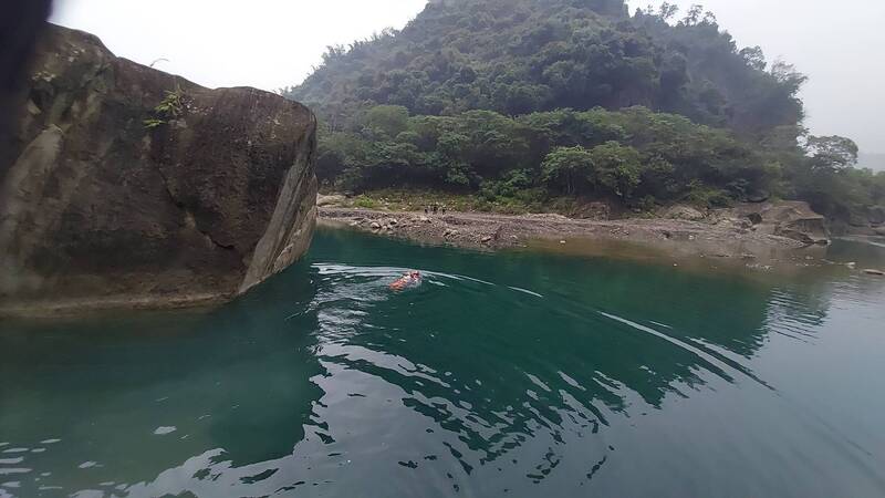 嘉義縣阿里山鄉茶山村曾文溪流域發生年輕男子溺水事件。（讀者提供）