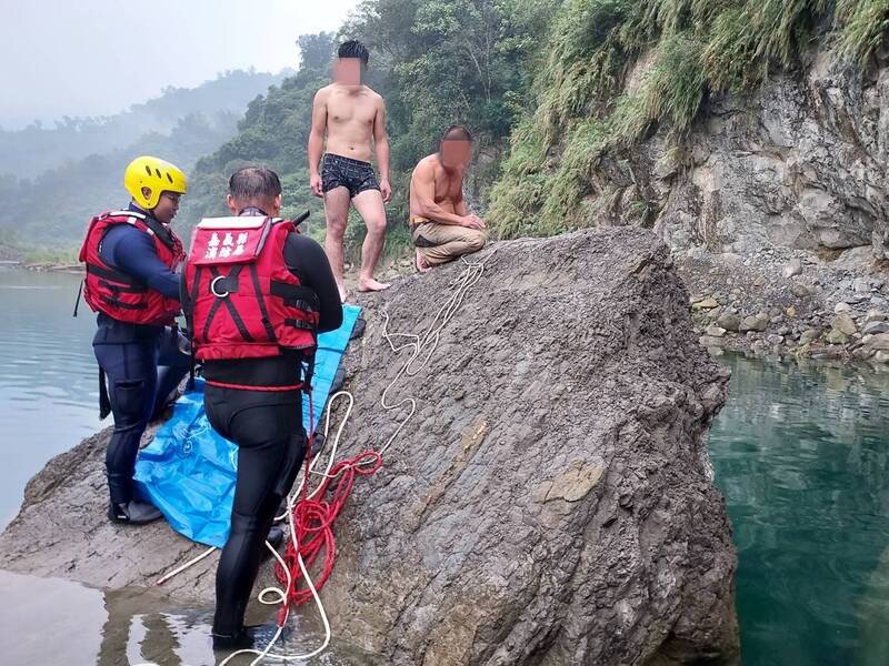 嘉義縣阿里山鄉茶山村曾文溪流域發生年輕男子溺水事件,消防隊員到場搶救。(讀者提供)