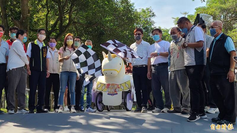 「西拉雅趣飛車─無動力造型車創意競賽活動」6日在走馬瀨農場登場，41隊參賽選手發揮創意，爭奪20萬元的大獎，現場也吸引許多親子觀賽。 （記者劉婉君攝）