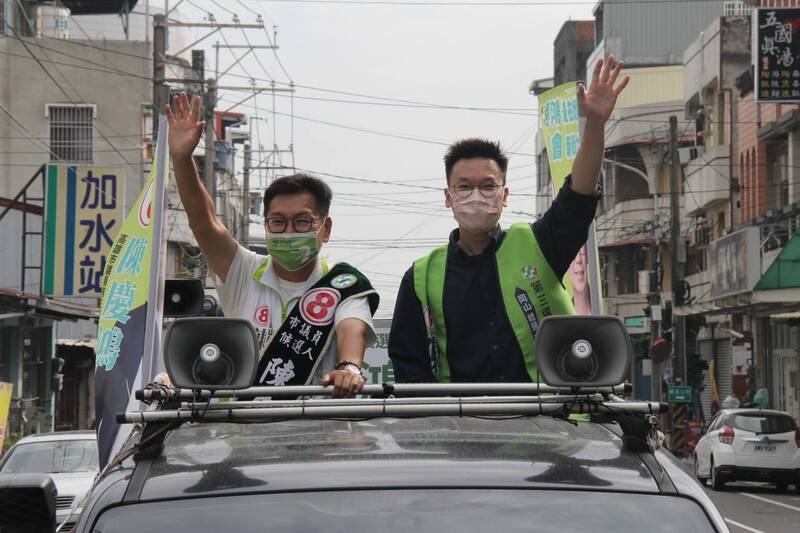 民進黨副秘書長林飛帆（右）南下岡山輔選，陪同第3選區議員候選人陳慶鴻（左）掃街拜票，呼籲選民搶救綠營在大岡山當選邊緣的陳慶鴻。（陳慶鴻競選總部提供）