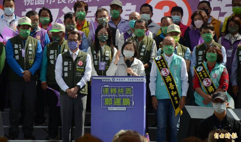 蔡英文1日3場為桃園市長候選人鄭運鵬站台，首場大園造勢活動，端桃園航空城、半導體聚落催票。（記者鄭淑婷攝）