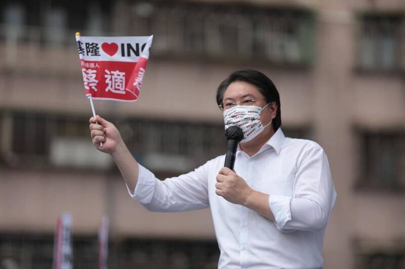 因為確診再度居家隔離的基隆市長林右昌，今天晚間在臉書粉絲頁貼文抨擊，謝國樑如果挪用公辦市地重劃盈餘，就是違法！更何況市地重劃期程起碼要5、6年以上，不可能作為Gogoro的財源，再次證明Gogoro的政見就是騙票的芭樂票。（圖為林右昌提供）