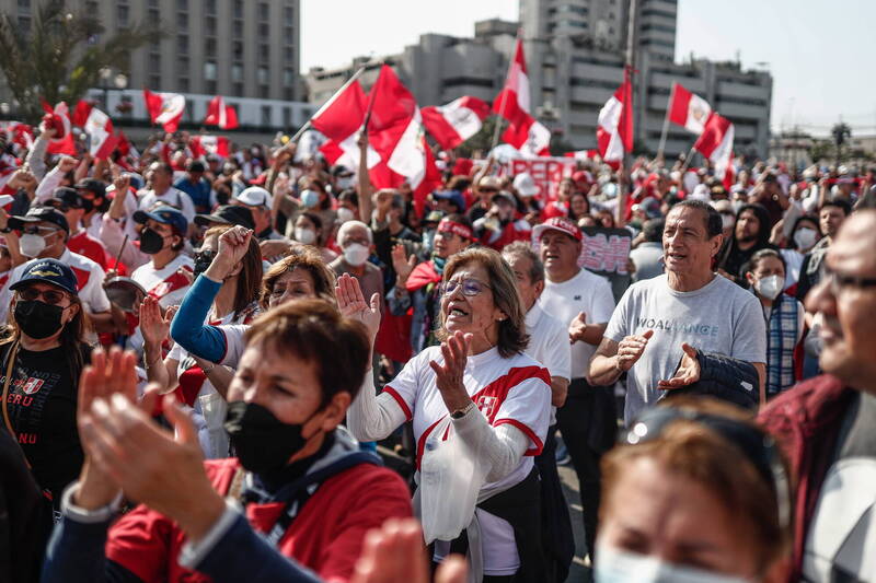 秘鲁当地时间5日有数千名示威者走上街头要求该国总统卡斯提洛下台。（欧新社）(photo:LTN)