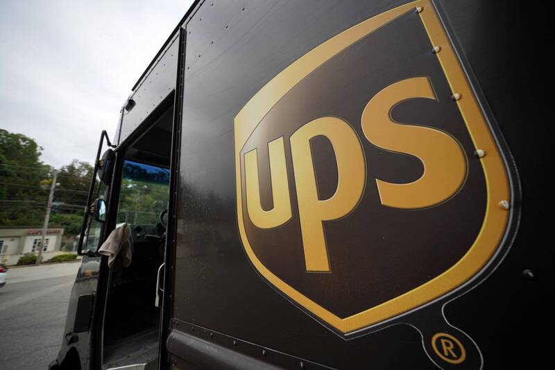 美国德州高三学生参加SAT测验，孰料快递公司UPS在运送答题卷时竟从车上飞走。UPS快递车示意图。（美联社）(photo:LTN)
