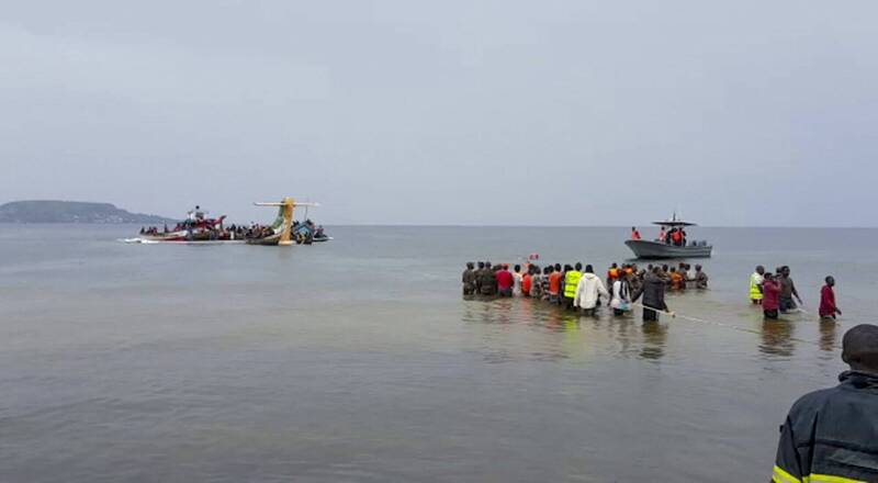 坦尚尼亞精密航空的一架客機墜毀湖中，至少19人死亡。（美聯社）