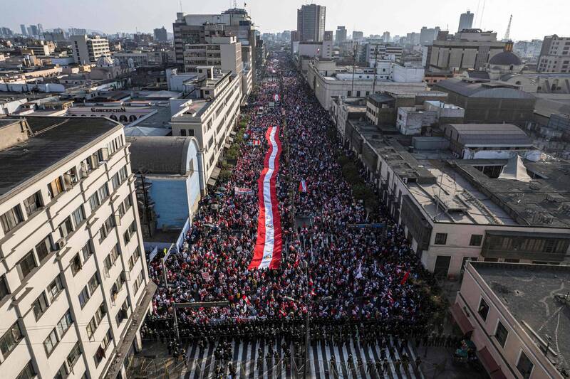 秘鲁当地时间5日有数千名示威者走上街头要求该国总统卡斯提洛下台。（法新社）(photo:LTN)