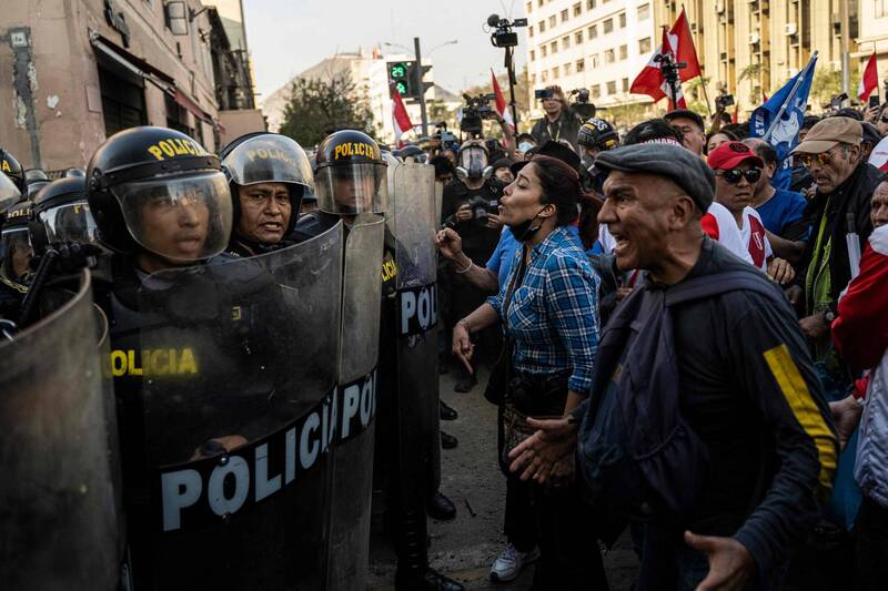 秘鲁政府派出镇暴警察阻止示威群众前往政府机构所在地。（法新社）(photo:LTN)