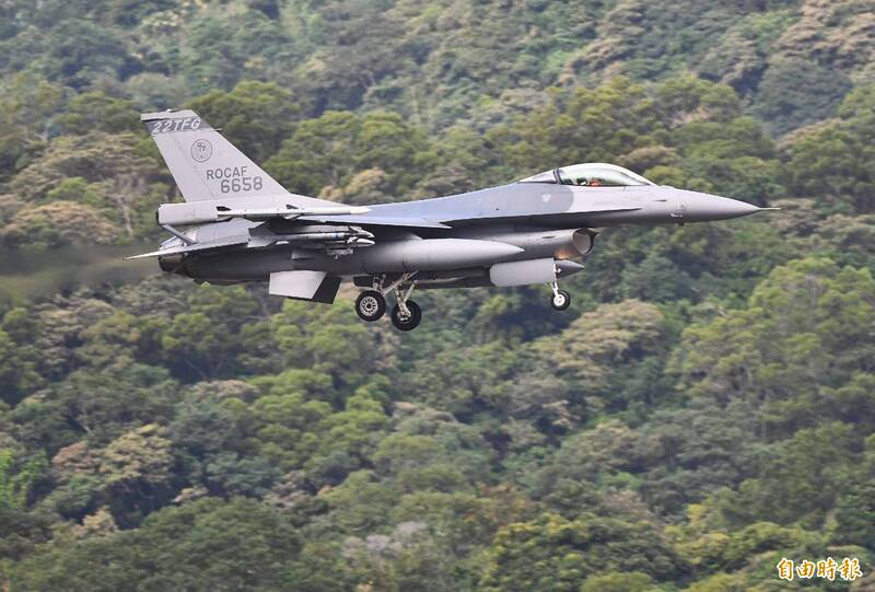 嘉義基地F-16V戰機飛抵佳山基地，準備參加「天龍操演」。（記者游太郎攝）