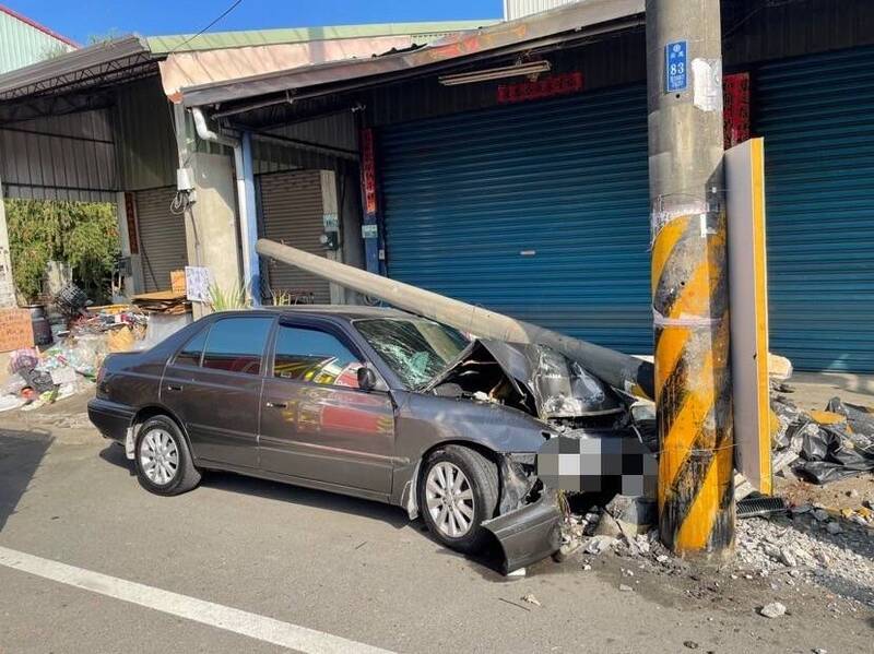 阿里山公路中埔段不平靜 1車撞斷電線桿 1車衝進果園 社會 自由時報電子報