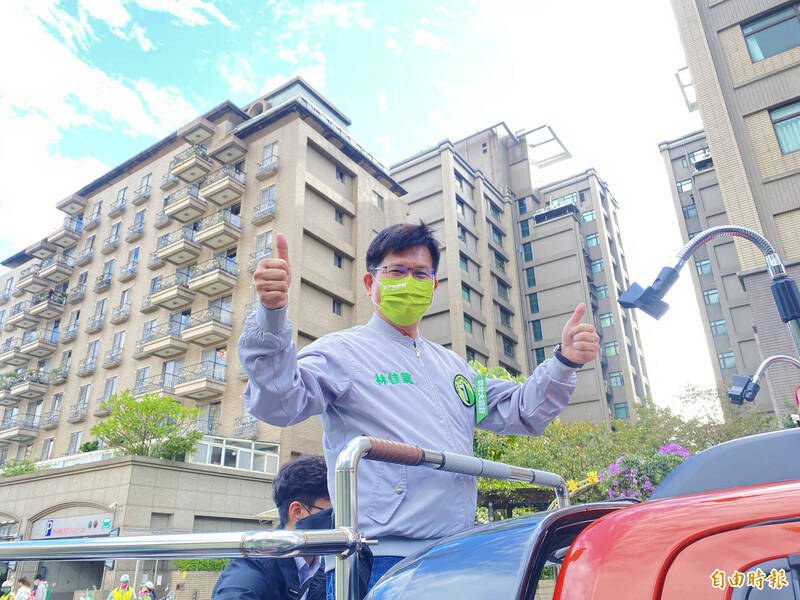 民進黨新北市長候選人林佳龍確診出關後，首次進行車隊掃街。（記者魏瑾筠攝）