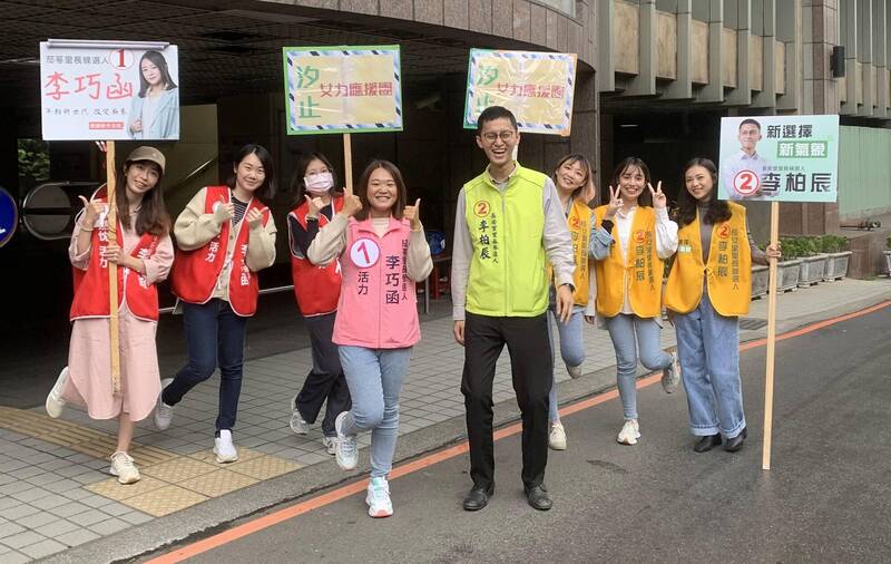 20多歲的李柏辰（右四）、李巧函（左四），在新北市汐止區參選里長，因為年輕、挑戰現任里長成為話題。6名朋友臉書串連，組成「女力應援團」，到汐止為兩人助選，引起路人關注。（圖為民眾提供）