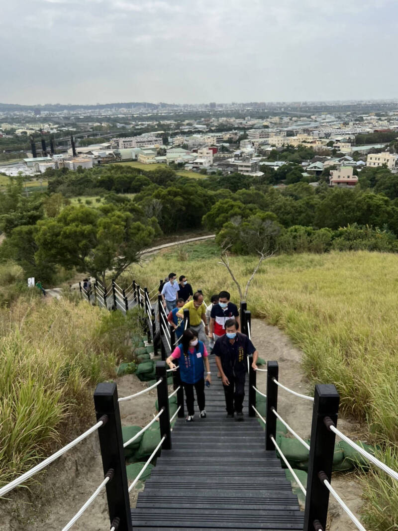 知高圳步道為烏日區熱門健走景點，可遠眺大肚、烏日及彰化等風景。（吳瓊華服務處提供）