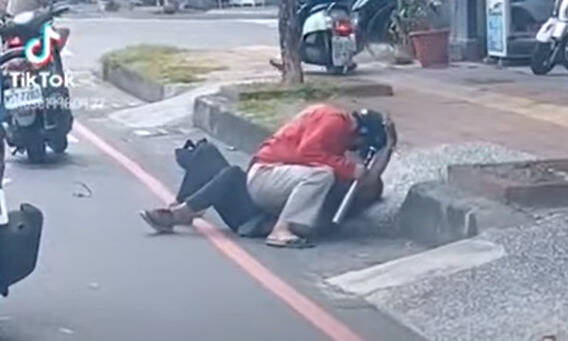 [新聞] 高雄2男狹路相逢 路旁上演「武打片」