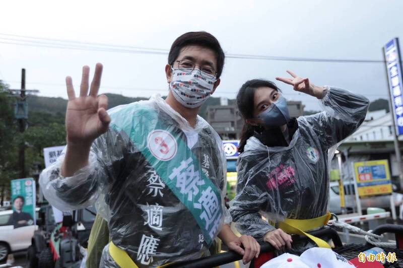 立委賴品妤（右）陪基隆市長候選人蔡適應車隊掃街拜票。（記者盧賢秀攝）