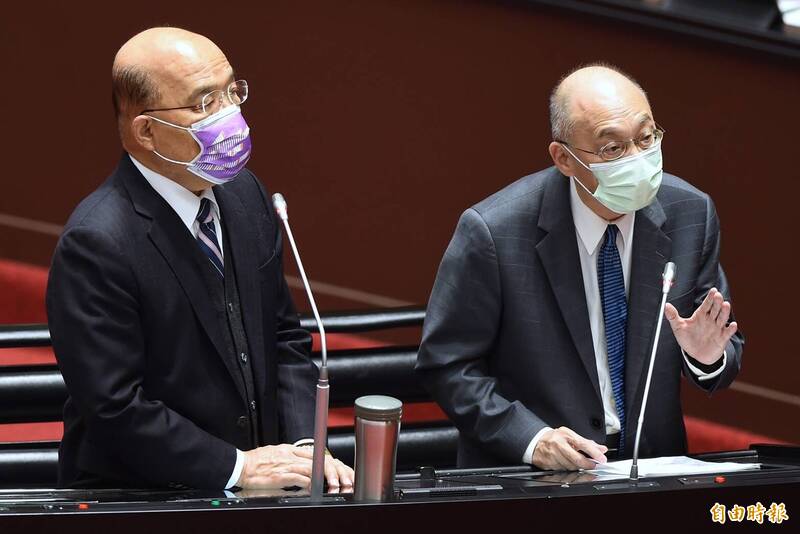 故宮博物院院長吳密察（右）今表示，故宮1959年以來的公文密件有4500件，希望半年內做最大程度的解密，讓事情攤在陽光下，被大家檢證。（記者劉信德攝）
