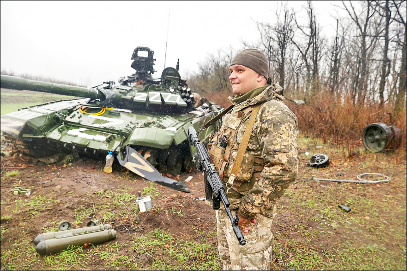 乌克兰士兵4月间在顿内茨克地区与一辆被击毁的俄罗斯T-72主力坦克合影。（路透档案照）(photo:LTN)