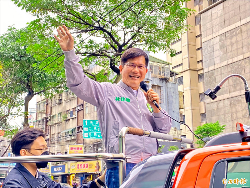 距年底九合一選舉剩不到三週，民進黨新北市長候選人林佳龍，昨天下午赴中和區進行車隊掃街。 （記者魏瑾筠攝）