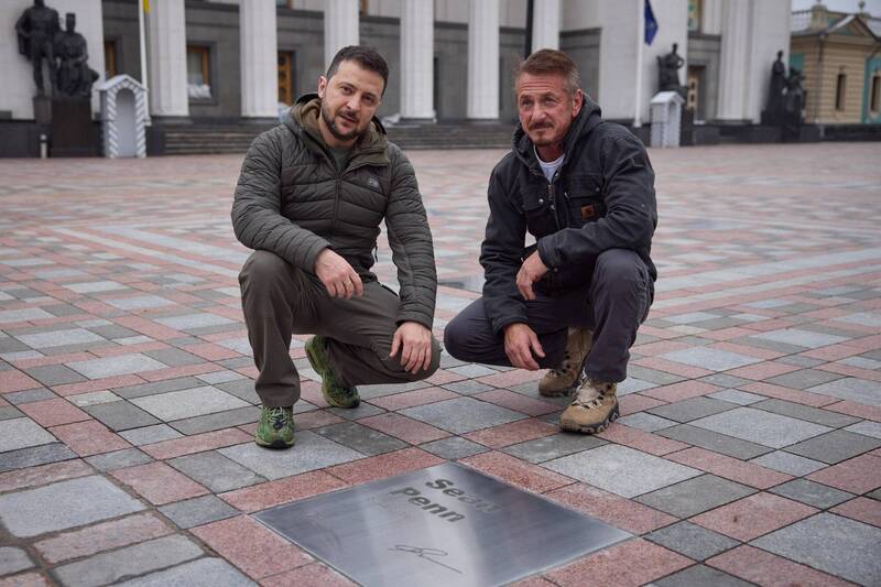 泽伦斯基也与西恩潘一同前往「勇气之路（Alley of Courage）」，并在镶嵌在路上的一块牌匾合照。牌匾上有西恩潘在战争爆发当天到访留下的签名。（图撷取自乌克兰总统办公室脸书）(photo:LTN)