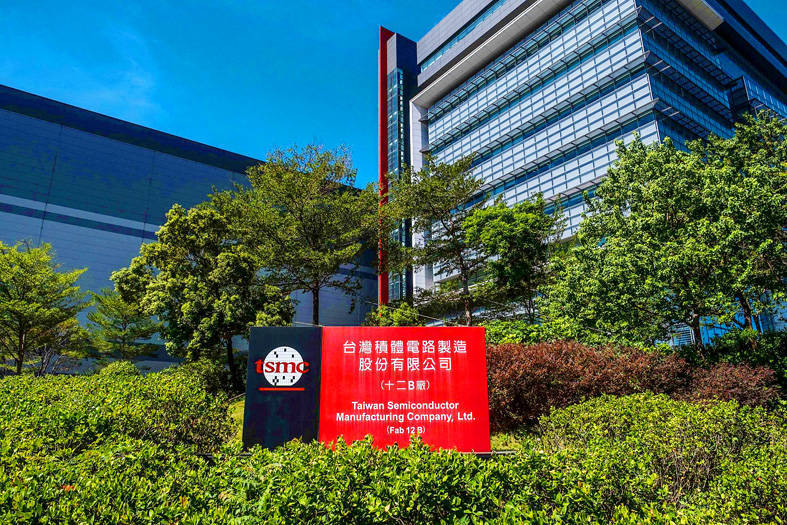 The logo of Taiwan Semiconductor Manufacturing Co is pictured at the company’s headquarters in Hsinchu on Oct. 12.
Photo: Lam Yik Fei, Bloomberg