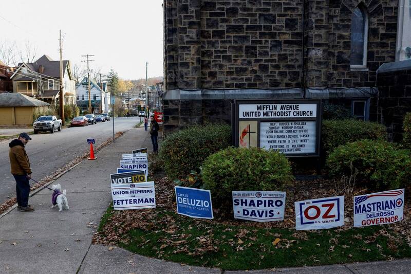 美国期中选举8日举行，图为宾州匹兹堡一间教堂外的草坪上挤满多位候选人的竞选看板。（路透）(photo:LTN)