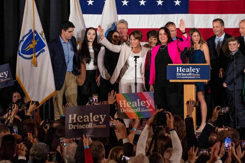 现年51岁的民主党籍候选人希利（白衣者）胜选，成为麻州首位女州长，也是美国首位女同志州长。（法新社）(photo:LTN)