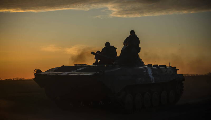 面对乌军反攻，俄军撤离赫尔松。图为2名乌克兰士兵坐在靠近赫尔松前线附近的一辆军用车辆上。（欧新社）(photo:LTN)