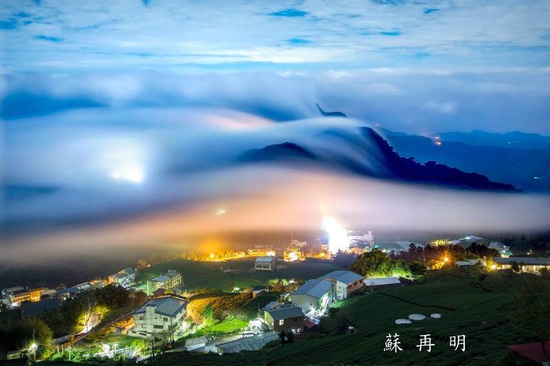 嘉義石棹超夢幻的琉璃夜景。（蘇再明提供）