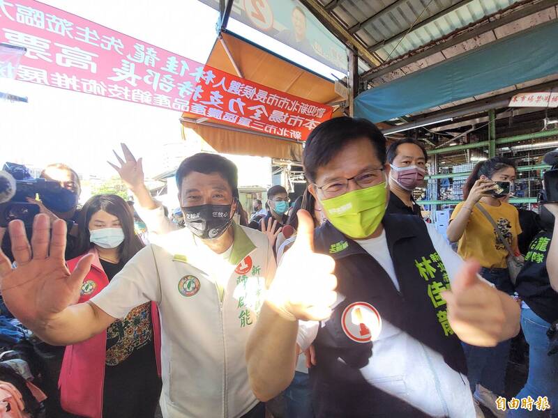 民進黨新北市長候選人林佳龍（右）前往三重區力行市場掃街拜票。（記者賴筱桐攝）