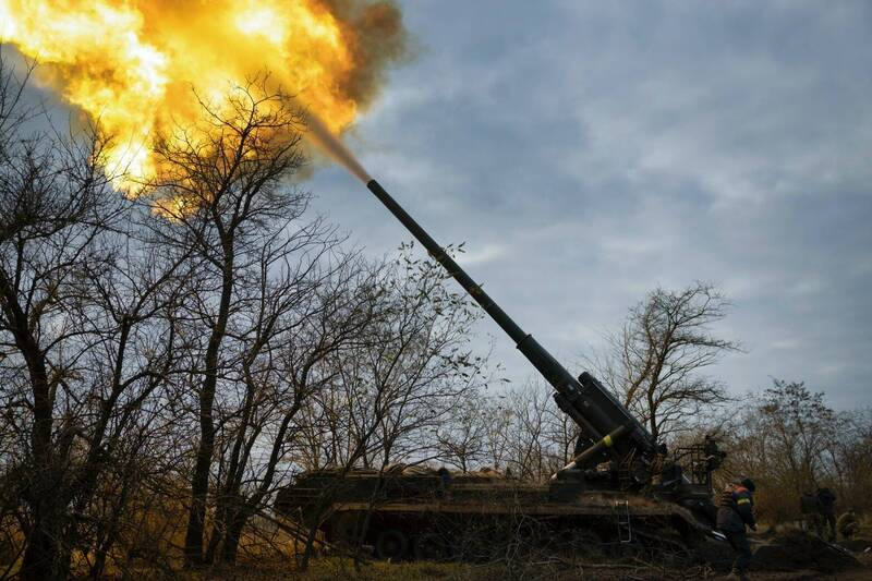 面對烏軍反攻，俄國防部9日下令撤出赫爾松。圖為烏軍9日在赫爾松前線發射火砲時被拍下的畫面。（歐新社）