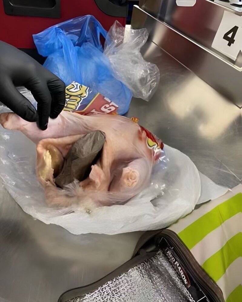 驚見「雞身」藏黑色巨物 一拆包裝警方瞬間傻眼