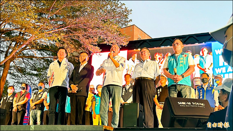 新竹縣長楊文科昨再與前高雄市長韓國瑜，合體力挺國民黨新竹市長候選人林耕仁，破除「藍白合」耳語。 （記者洪美秀攝）