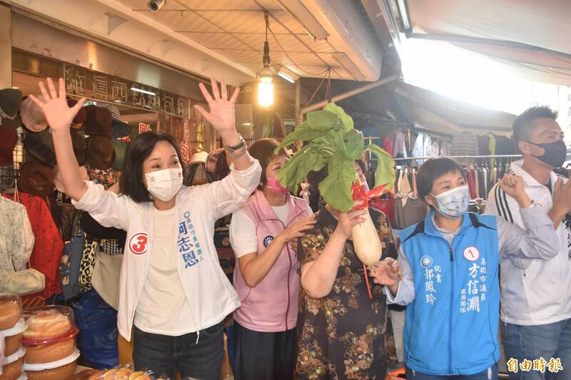 國民黨高雄市長候選人柯志恩（左）今天上午走訪岡山文賢市場掃街拜票。（記者蘇福男攝）