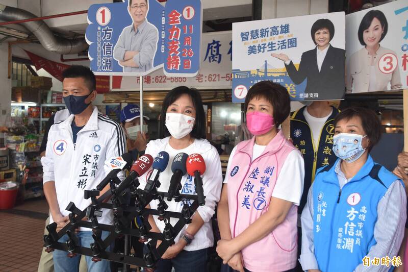 柯志恩（左2）受訪表示，政見涵蓋產業、教育到空氣等細項，如何濃縮在5分鐘讓大家都理解，是最大的挑戰。（記者蘇福男攝）