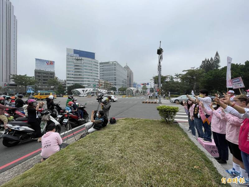 盧秀燕首站站上「勝利基地」向選民拜票。（記者蘇孟娟攝）