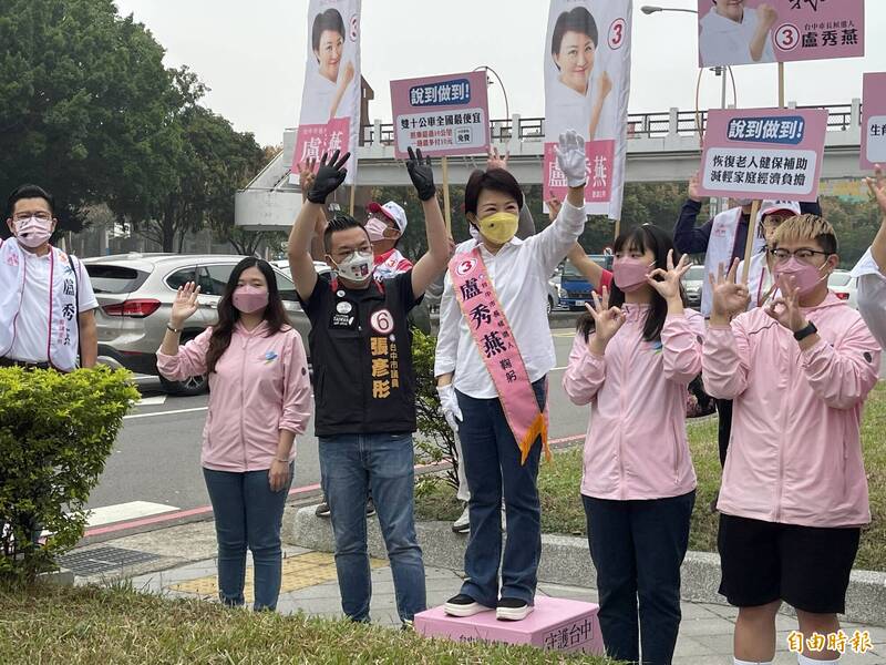 盧秀燕站上不敗「勝利基地」拜票。（記者蘇孟娟攝）