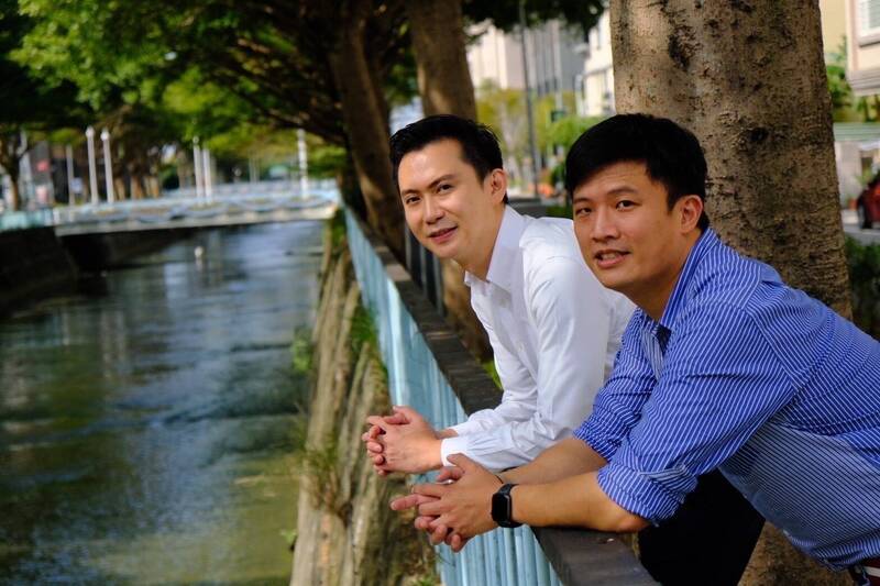 民進黨竹北市長候選人鄭朝方（後）偕無黨籍竹北市民代表候選人陳禹同（前）發表竹北豆仔埔溪藝術光廊政見。（鄭朝方團隊提供）
