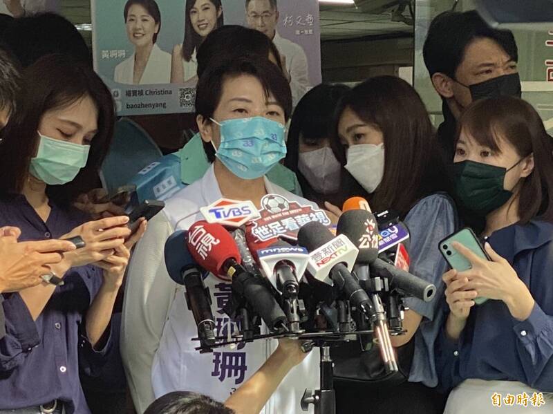 黃珊珊今上午前往龍城市場拜票，會後接受媒體採訪。（記者楊心慧攝）