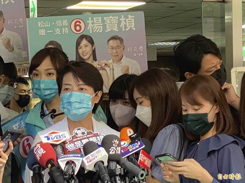 黃珊珊今上午前往龍城市場拜票，會後接受媒體採訪。（記者楊心慧攝）
