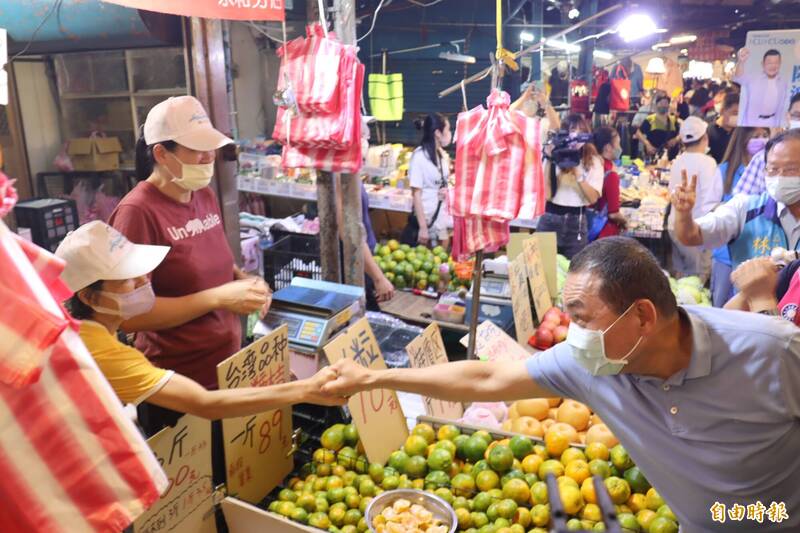 新北市長侯友宜勤走基層拉票。（記者翁聿煌攝）